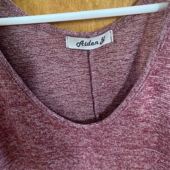 🌺 3/$15 Maroon batwing top - Picture 3 of 3